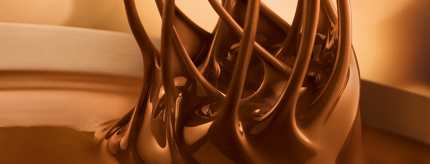 Le savoureux chocolat Lindt mélangé à l’aide d’un fouet Le savoureux chocolat Lindt mélangé à l’aide d’un fouet