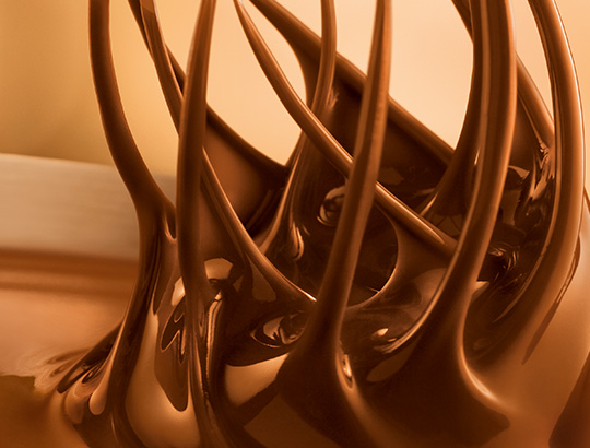 Le savoureux chocolat Lindt mélangé à l’aide d’un fouet Le savoureux chocolat Lindt mélangé à l’aide d’un fouet